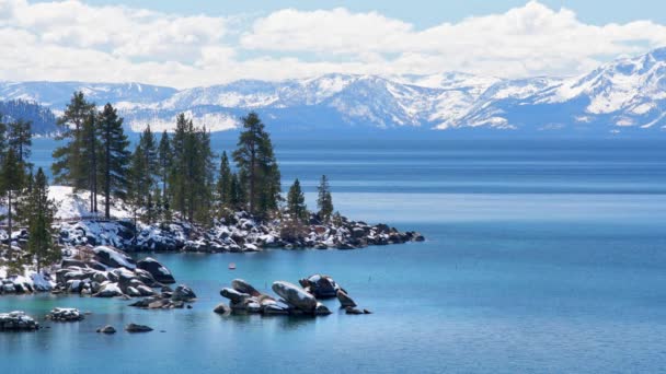 Jezioro Tahoe Śniegiem Ziemi Widokiem Szczyty Gór Sierra Nevada — Wideo stockowe