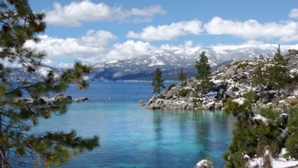 春のタホ湖のターコイズブルーの海とシエラネバダ山脈の雪の山 — ストック動画