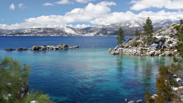 春のタホ湖のターコイズブルーの海とシエラネバダ山脈の雪の山 — ストック動画
