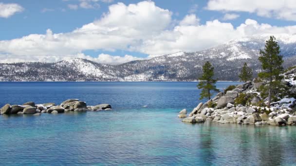 Turquoise Waters Lake Tahoe Spring Snowy Peaks Sierra Nevada Mountains — Stock Video