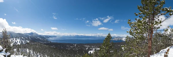 Панорама Озера Тахо Снегом Земле Видом Вершины Гор Сьерра Невада — стоковое фото