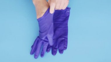 Doktor ya da hemşire koruyucu lateks eldivenler giyip virüslere ve bakterilere karşı koruma sağlıyor.