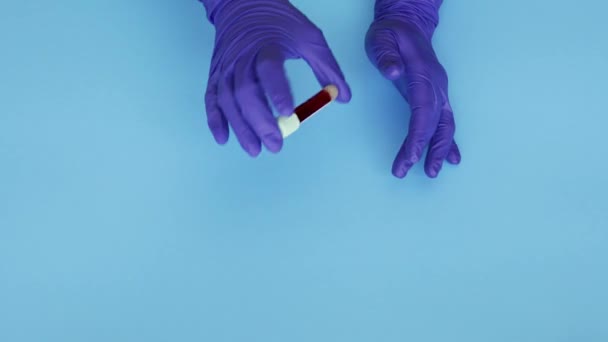 Technik Laboratoryjny Noszący Rękawiczki Lateksowe Trzymający Probówkę Medyczną Próbką Krwi — Wideo stockowe