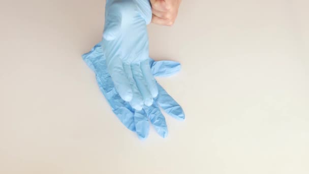 Lekarz Zakładający Ochronne Niebieskie Medyczne Rękawice Lateksowe Zbliżenie Góry — Wideo stockowe