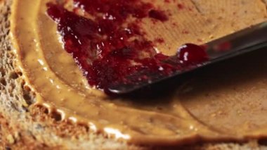 Fıstık ezmeli meyve reçeli ekmek, kepekli ekmeğe yakın çekim, sağlıklı kahvaltı seçimi, 4k