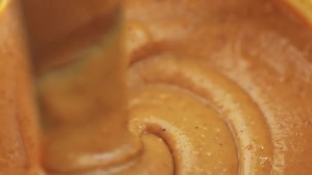 Mexendo Manteiga Amendoim Cremosa Frasco Com Faca Cozinha Close — Vídeo de Stock