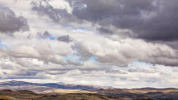 Lapso Tiempo Con Nubes Tormentosas Que Mueven Sobre Las Montañas — Vídeo de stock