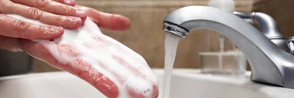 Mycie Rąk Mydłem Wodą Umywalce Łazienkowej Ochrona Przed Wirusami Covid — Zdjęcie stockowe