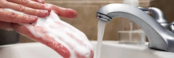 Laver Les Mains Avec Savon Eau Dans Évier Salle Bain — Photo