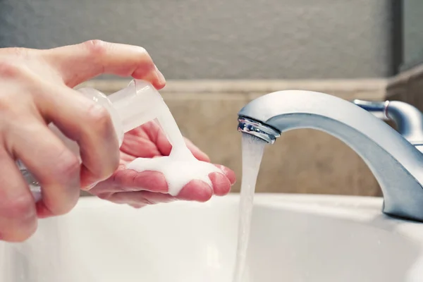 Mytí Rukou Mýdlem Vodou Koupelně Dřez Ochrana Proti Virům Koronavirové — Stock fotografie