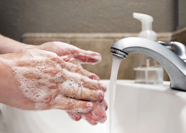 Mycie Rąk Mydłem Wodą Umywalce Łazienkowej Ochrona Przed Wirusami Covid — Zdjęcie stockowe