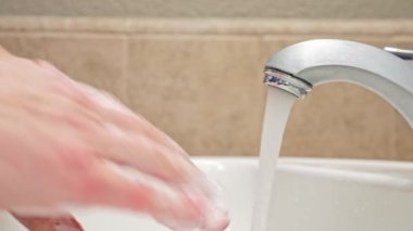 Banyo lavabosunda sabun ve suyla el yıkama, covid-19 koronavirüs gribi virüslerine karşı koruma, 4k