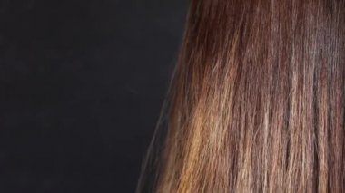 Genç bir kadın, uzun düz, parlak saçlarını tarayıp tarıyor. Renkli katmanlar, renklendirmeler, özen, esmer saçlar, 4k