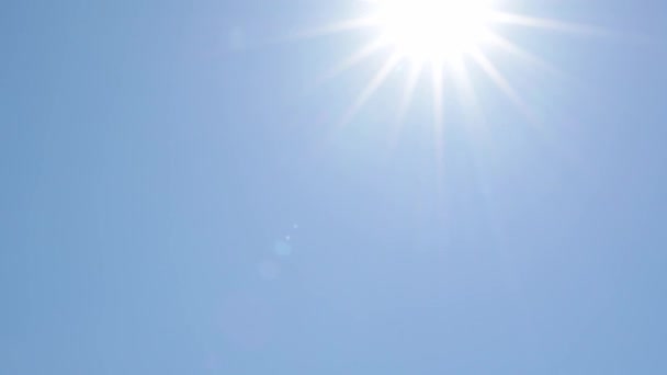 Sol Reser Över Klarblå Himmel Varm Solig Dag Tittar Sommarhimlen — Stockvideo