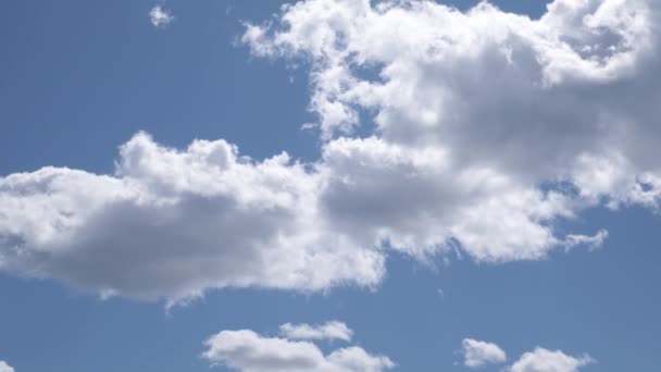 Mouvement lent de la caméra traverser le ciel bleu ensoleillé avec des nuages blancs, éclat de lentille, regardant vers le soleil, 4k 