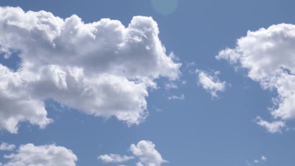 Movimiento Lento Cámara Cruza Cielo Azul Soleado Con Nubes Blancas — Vídeos de Stock