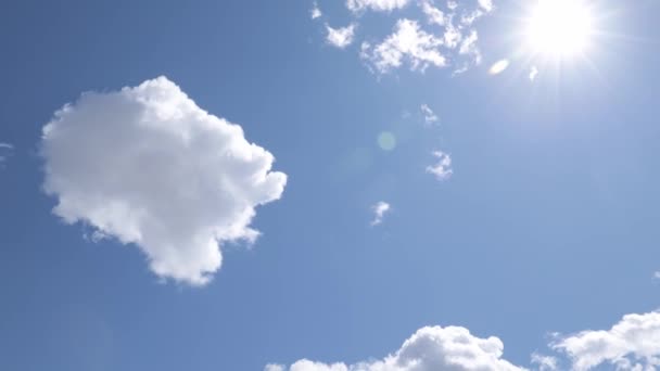 Movimiento Lento Cámara Cruza Cielo Azul Soleado Con Nubes Blancas — Vídeos de Stock