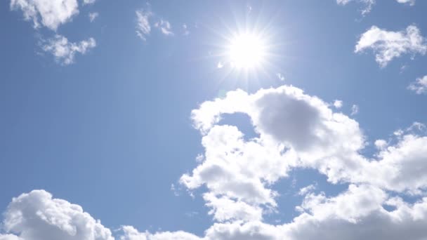 Movimiento Lento Cámara Cruza Cielo Azul Soleado Con Nubes Blancas — Vídeos de Stock