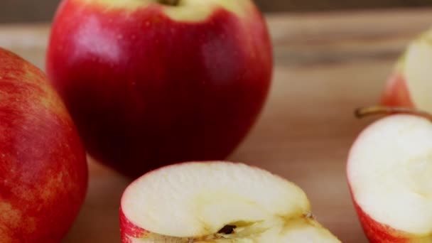 Rote Äpfel Auf Holzbrett Langsame Kamerafahrt Apfelstücke Großaufnahme — Stockvideo