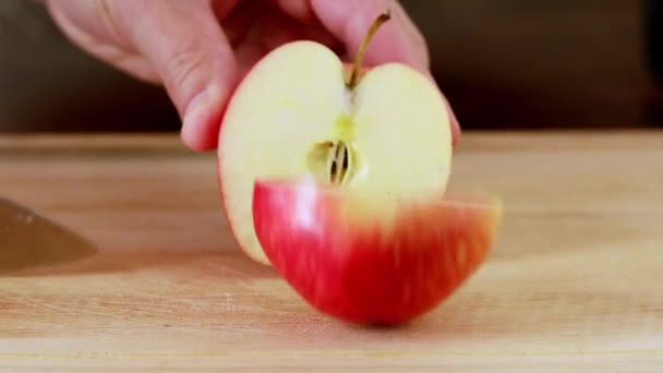 Άνθρωπος Κόβει Κόκκινο Μήλο Κουζινομάχαιρο Ξύλινη Σανίδα Μαχαίρι Τεμαχίζοντας Ζουμερά — Αρχείο Βίντεο