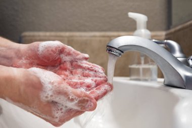 Banyo lavabosunda sabun ve suyla el yıkama, kovid 19 koronavirüs gribine karşı koruma, sağlıklı kalmak için hijyen.