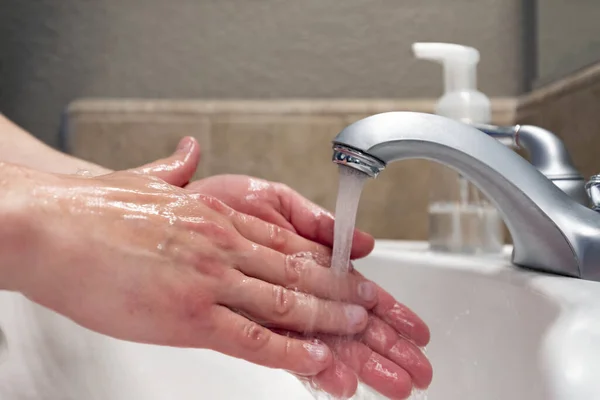 Laver Les Mains Avec Eau Dans Évier Salle Bain Hygiène — Photo