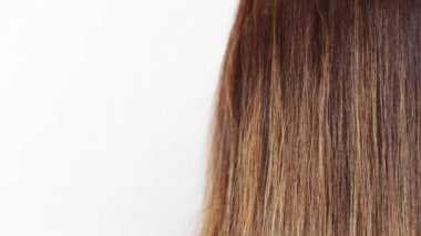 Uzun, esmer, kısa saçlı, düz, parlak saçlı genç bir kadın, renkli katmanlar, bakım konsepti, 4K