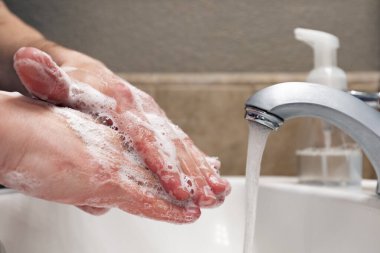 Banyo lavabosunda sabun ve suyla el yıkama, kovid 19 koronavirüs gribine karşı koruma, sağlıklı kalmak için hijyen.