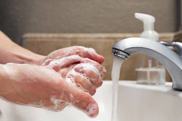 Lavarse Las Manos Con Agua Jabón Lavabo Del Baño Protección —  Fotos de Stock