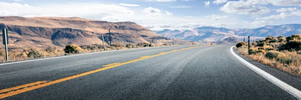 Длинная Дорога Через Пустыню Пустая Улица Ведущая Горы Две Полосы — стоковое фото