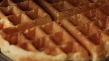 Taze Belçika waffleları ile waffle yapan zengin, pofuduk, yemeye hazır waffle yapan, 4k