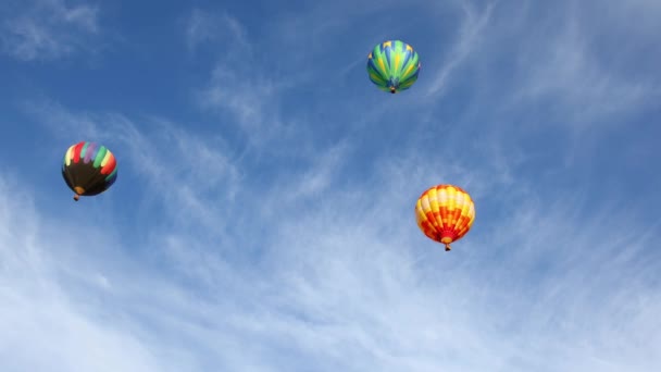 蓝色天空中色彩斑斓的热气球4K — 图库视频影像