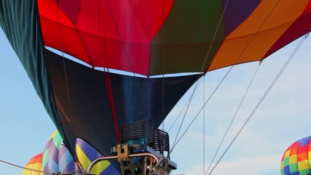 Μεγάλο Αερόστατο Θερμού Αέρα Ετοιμάζεται Για Απογείωση Φουσκωτό Μπαλόνι Θερμό — Αρχείο Βίντεο