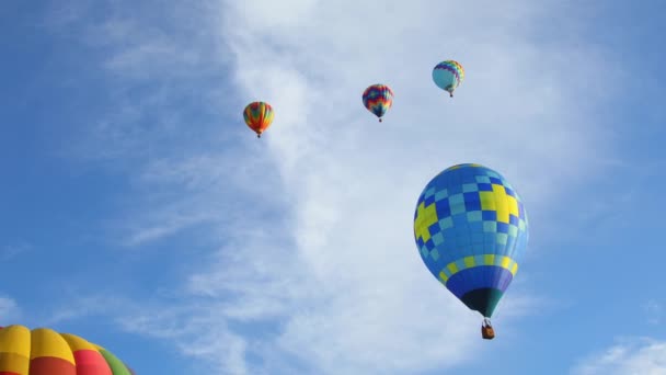 Πολύχρωμα Αερόστατα Θερμού Αέρα Μπλε Ουρανό — Αρχείο Βίντεο