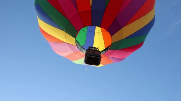 Warme Lucht Ballon Vliegen Door Blauwe Lucht Multi Gekleurde Strepen — Stockvideo