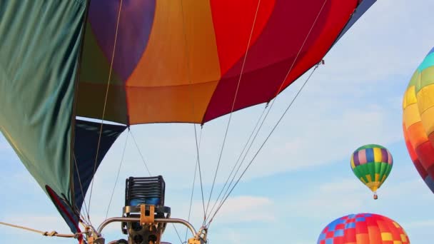 Globo Aire Caliente Grande Preparándose Para Despegar Inflando Globo Con — Vídeo de stock