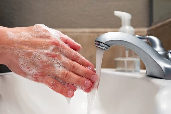 洗面台の石鹸と水で手を洗う ウイルスや細菌に対する保護 健康を維持するための衛生 — ストック写真