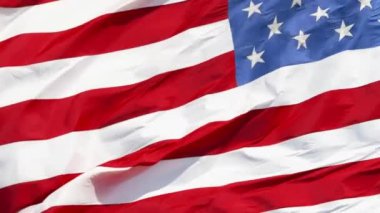 Ağır çekimde dalgalanan Amerikan bayrağı, yakın çekimde Amerikan bayrağı, açık havada açık havada kırmızı mavi bayrak. Amerika Birleşik Devletleri ulusal bayrağı. ABD yıldızları ve çizgileri 