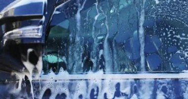 Yıkama arabası, araba yolunda su püskürtme, ıslak oto kapama, 4K.