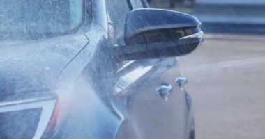 Yıkama arabası, araba yolunda su püskürtme, ıslak oto kapama, 4K.