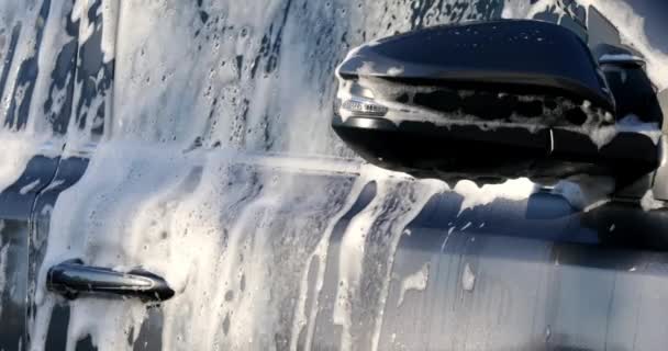 洗濯車 道路上の車両側に水を噴霧 湿式自動車のクローズアップ — ストック動画