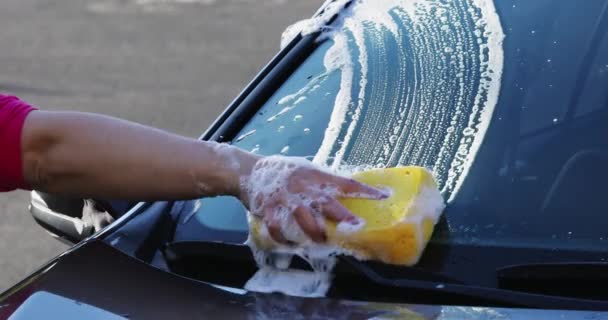 Lavagem Carro Com Esponja Shampoo Mão Espalhando Espuma Carro Escuro — Vídeo de Stock