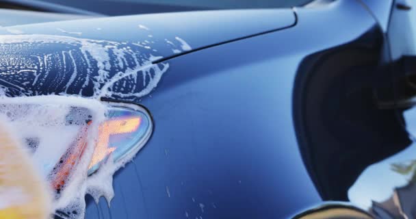 Auto Waschen Mit Schwamm Und Shampoo Hand Verteilen Schaum Auf — Stockvideo