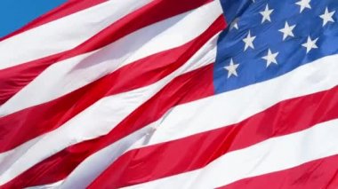 Ağır çekimde dalgalanan Amerikan bayrağı, yakın çekimde Amerikan bayrağı, açık havada açık havada kırmızı mavi bayrak. Amerika Birleşik Devletleri ulusal bayrağı. ABD yıldızları ve çizgileri 