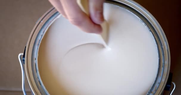 Mão Mexendo Tinta Branca Com Pau Madeira Recipiente Preparando Lata — Vídeo de Stock