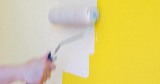 Pintura Usando Rodillo Mano Pintura Blanca Sobre Primer Plano Amarillo — Vídeos de Stock