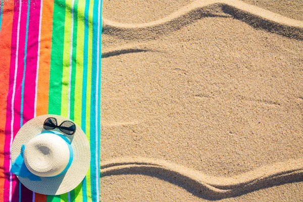าขนหน ชายหาดท หมวกถ ายภาพจากด านบนบนบนบนชายหาดทราย ปกรณ นฤด อนร ดหมายปลายทางว นหย — ภาพถ่ายสต็อก