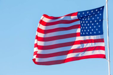 Mavi gökyüzünde dalgalanan Amerikan bayrağı, yakın plan ABD bayrağı, Amerika Birleşik Devletleri ulusal bayrağı