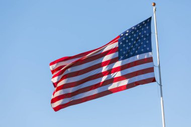 Mavi gökyüzünde dalgalanan Amerikan bayrağı, yakın plan ABD bayrağı, Amerika Birleşik Devletleri ulusal bayrağı