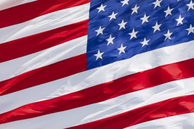 Mavi gökyüzünde dalgalanan Amerikan bayrağı, yakın plan ABD bayrağı, Amerika Birleşik Devletleri ulusal bayrağı